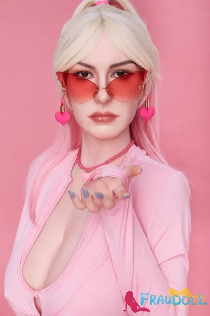 Annas Silikonpuppe mit großer Oberweite