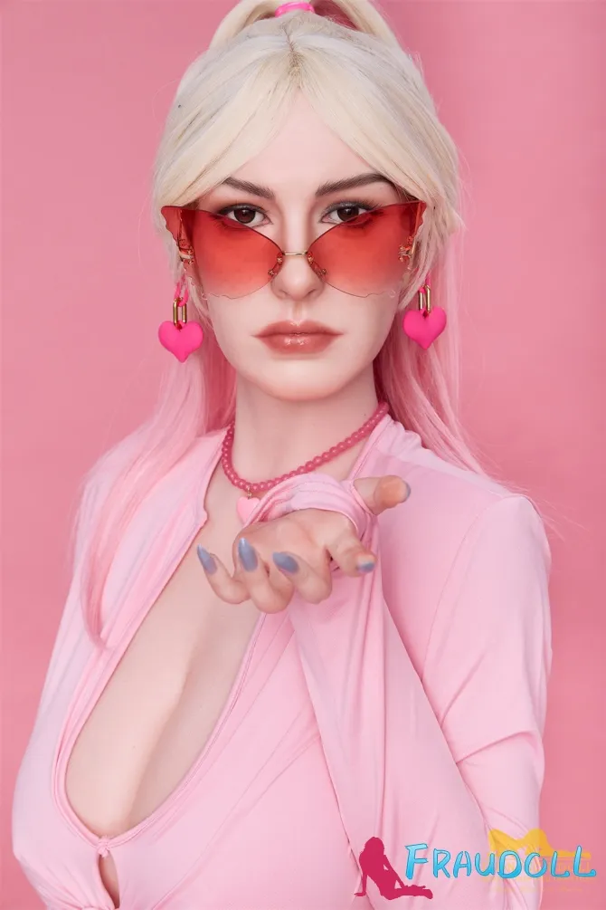 Annas Silikonpuppe mit großer Oberweite