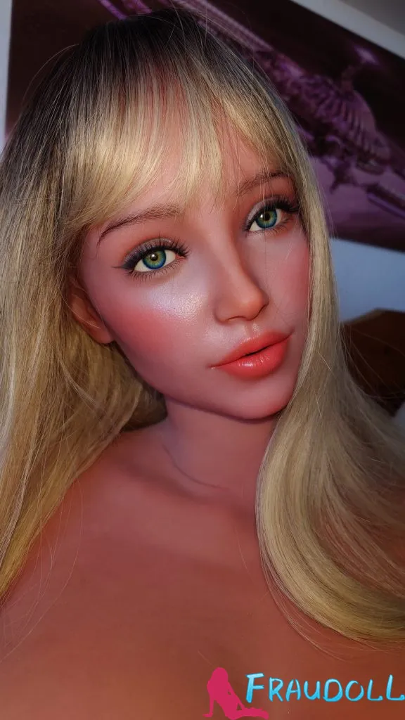 Porträt von Couzen Lizzy mit blondem Haar und detailliertem Make-up