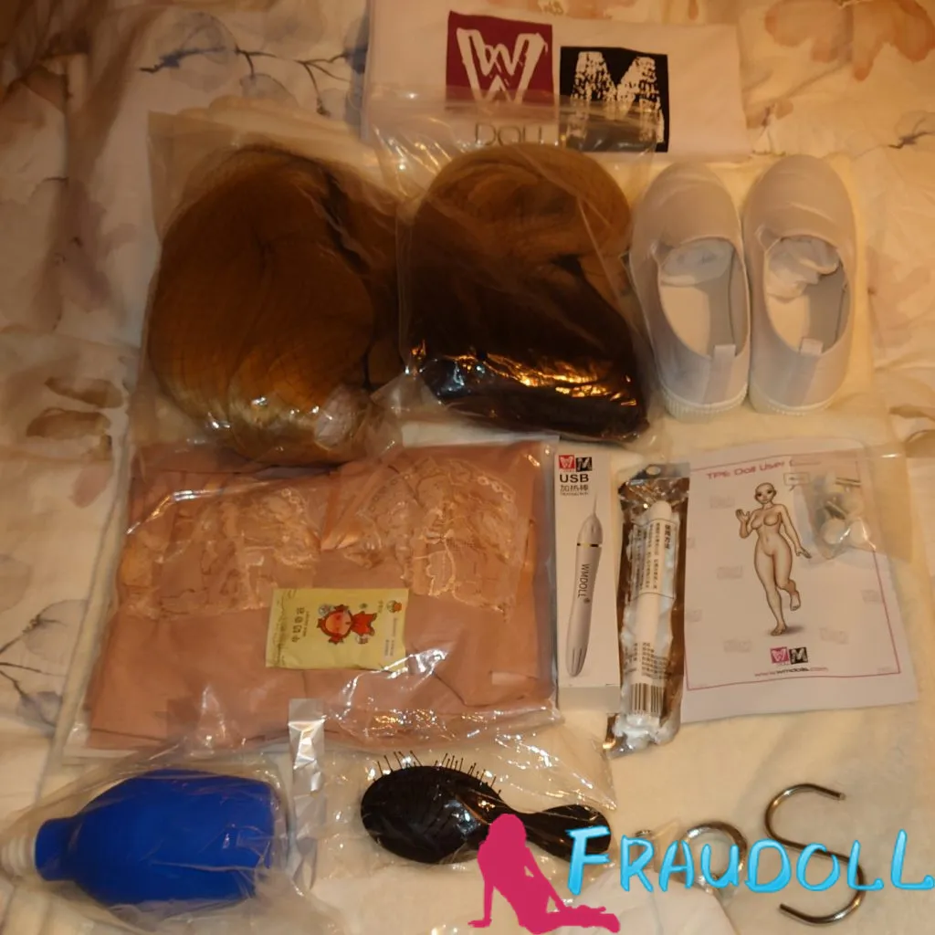 Zubehör und abgebildete Gegenstände aus Steffs Erfahrungsbericht über WMDolls Couzen Lizzy