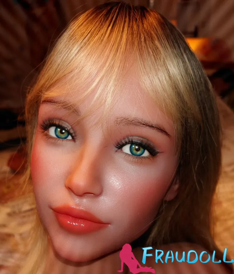 Nahaufnahme des Gesichts von Couzen Lizzy mit blondem Haar und betonten Augen